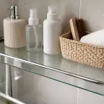unohda-saippuavaahto-talla-kylpyhuoneen-hyllyilla.png
